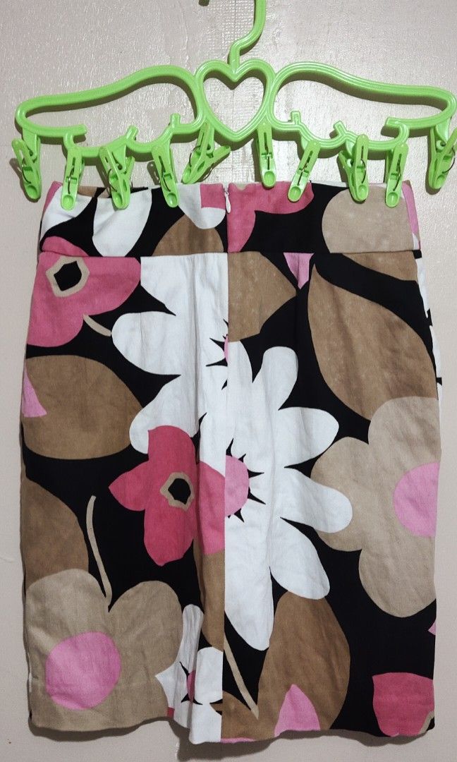 Floral skirt (Category: Skirts) located in Taguig. Submitted by glaigee (Listing ID 1201911796, Image 2). Description: Floral skirt up to 28 waistline. With minimal and unnoticeable discoloration..