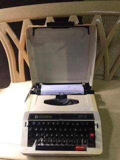 F/S:Olympia UNX-88 Typewriter (Vintage)