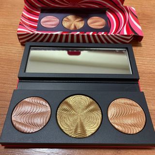 MAC Step Bright Up Extra Dimension Skin Finish Medium/Deep
