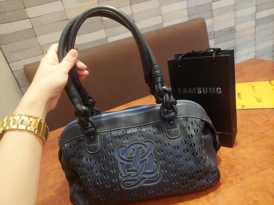 My owned preloved LQ (Category: Luxury Bags & Wallets) located in Quezon City. Submitted by gimslexco (Listing ID 1201958344, Image 2). Description: for the decluttering purposes and fund to my pwd brother. Louis Quatorze combines modernity with an elegance that is characteristic of French nobility. comes with silver zipper, combinations black and alnavy blue leather..