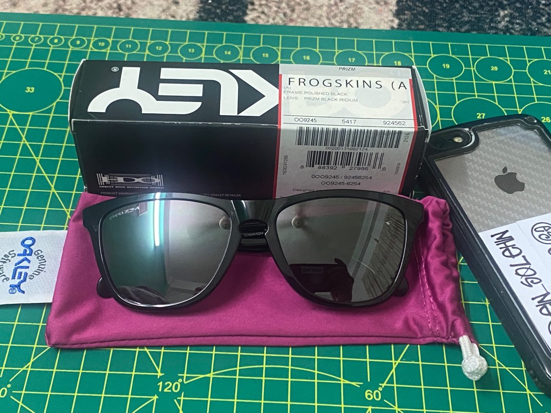 Oakley frogskins, Men's Fashion, Watches & Accessories, Sunglasses &  Eyewear on Carousell