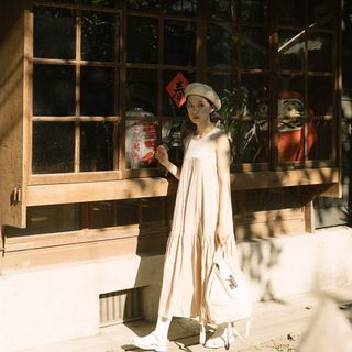 ［QUEENSHOP］剪接造型微拋光感背心洋裝 杏