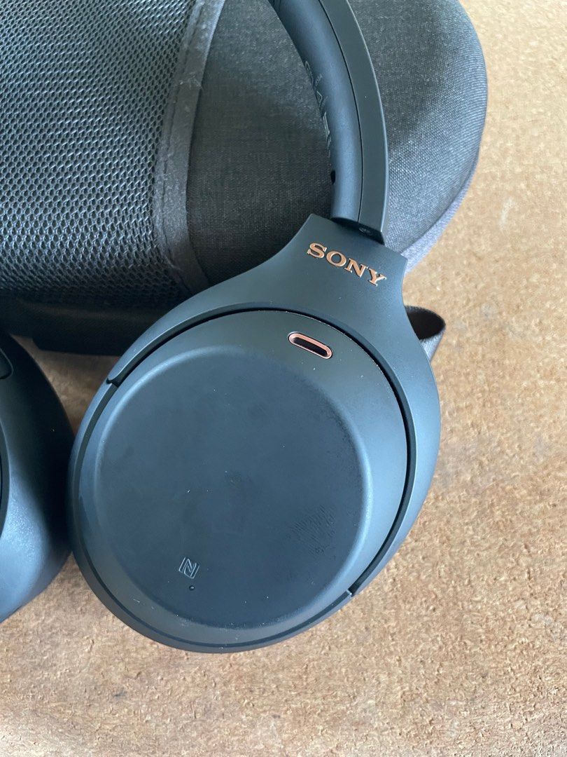 Sony WX 1000XM4 Noice Cancelling Headphones Black