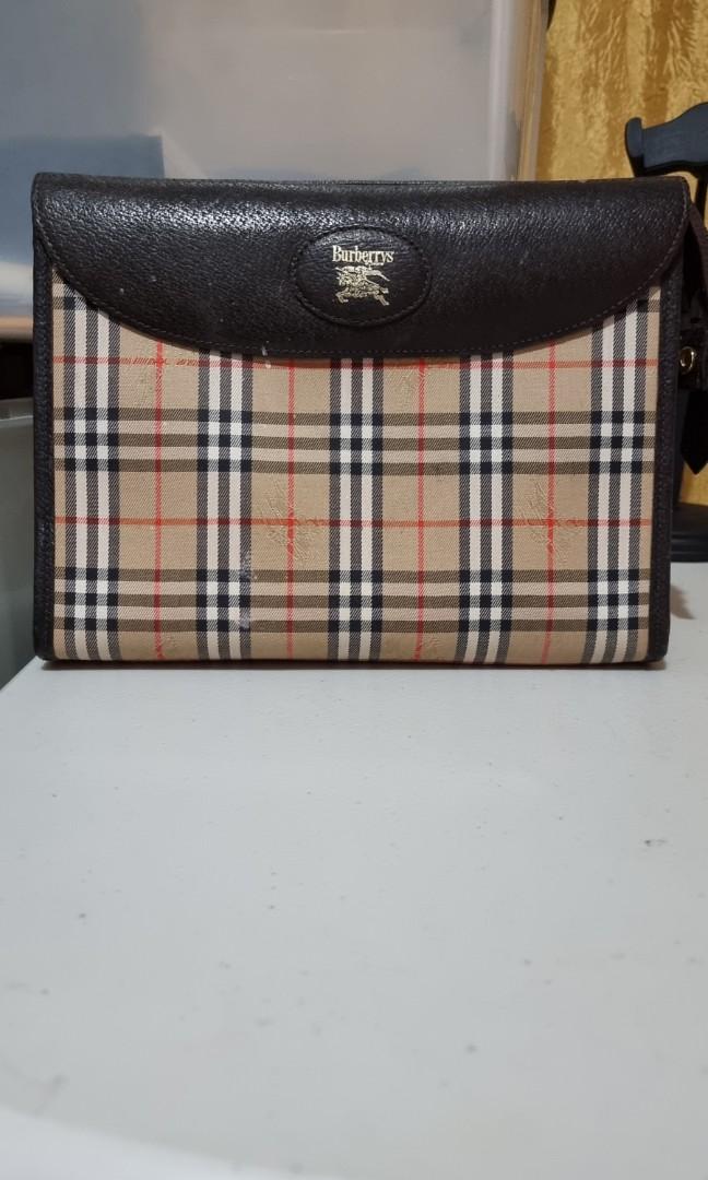 Burberry clutch bag (Category: Luxury Bags & Wallets) located in Mandaluyong City. Submitted by esterdecruz05 (Listing ID 1141048976, Image 1). Description: authentic burberry clutch bag in very good conditio.