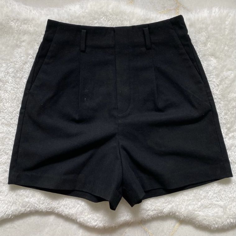 Uniqlo Tucked Shorts High Waisted in Black, Women's Fashion, Bottoms ...