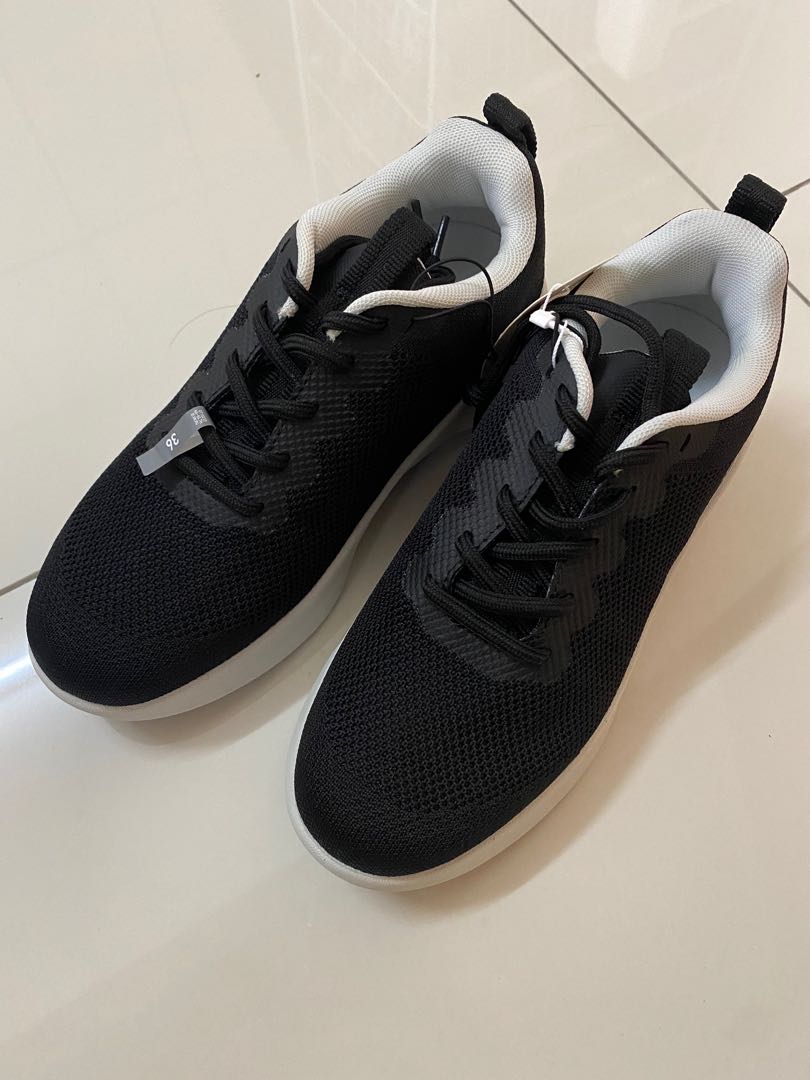 UNIQLO knit Lace up sneakers black womenswear or menswear 36 shoes