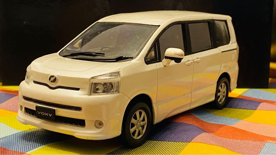 1/24 VOXY 70系前期白豐田原廠金屬模型車尾改金屬logo, 興趣及遊戲 1/24 VOXY 70系前期白豐田原廠金屬模型車尾改金屬logo, 興趣及遊戲