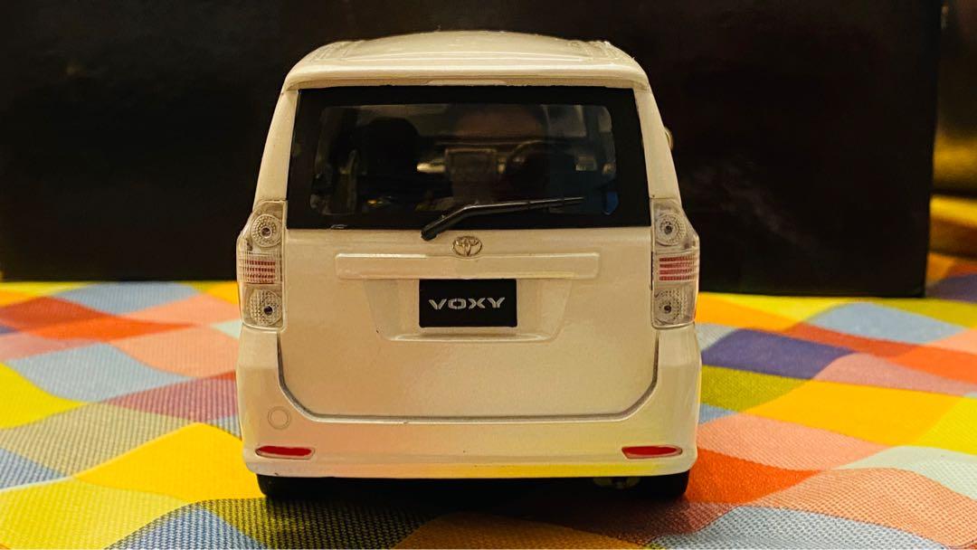 1/24 VOXY 70系前期白豐田原廠金屬模型車尾改金屬logo, 興趣及遊戲 1/24 VOXY 70系前期白豐田原廠金屬模型車尾改金屬logo, 興趣及遊戲