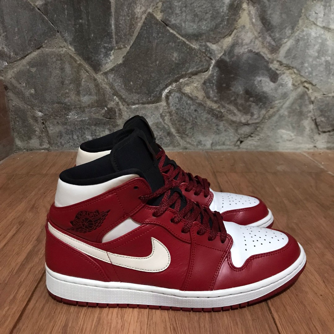 Air Jordan 1 Mid Chicago White, Fesyen Pria, Sepatu , Sneakers di Carousell
