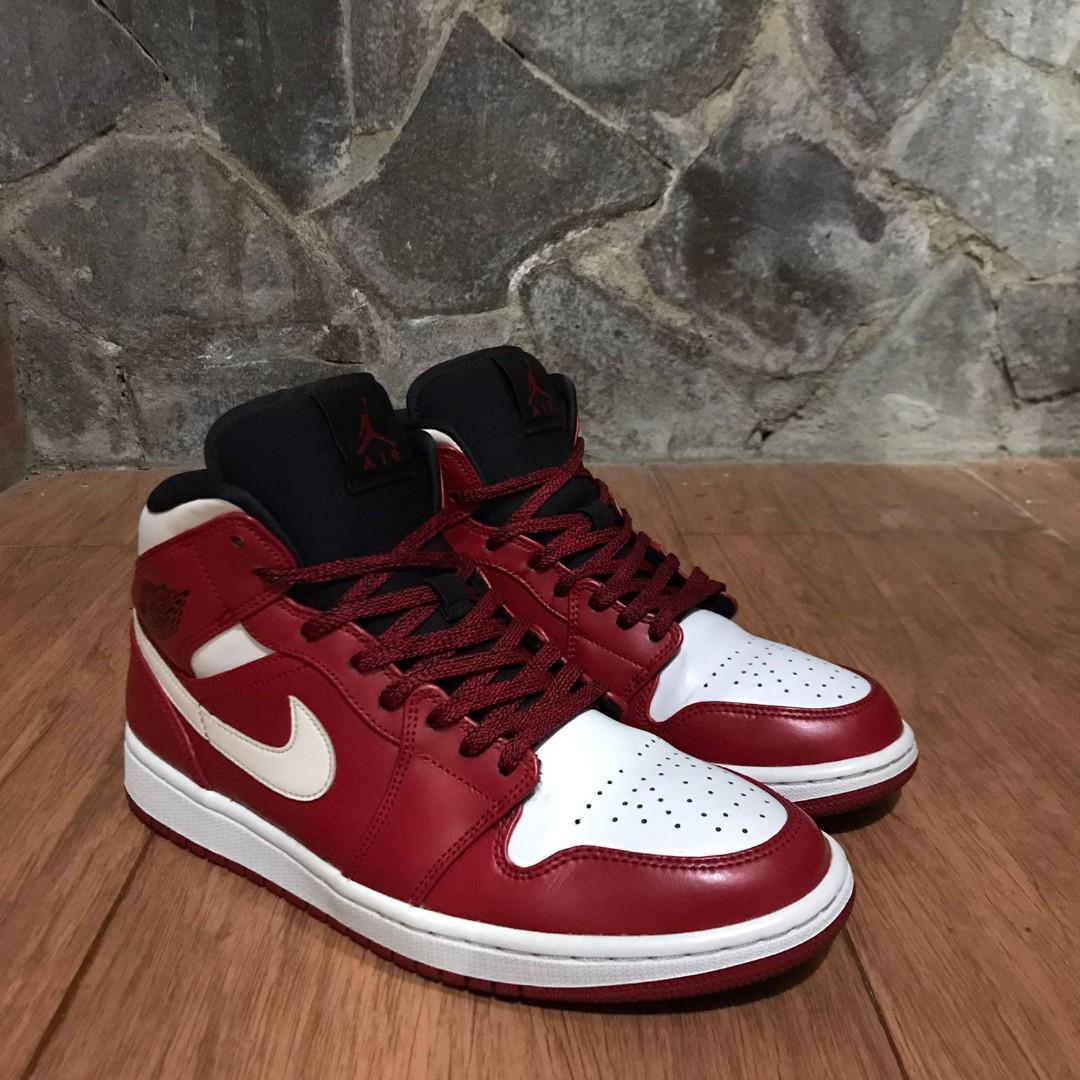 Air Jordan 1 Mid Chicago White, Fesyen Pria, Sepatu , Sneakers di Carousell