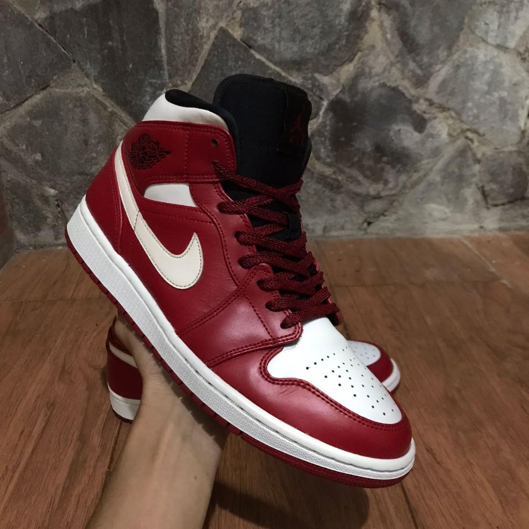 Air Jordan 1 Mid Chicago White, Fesyen Pria, Sepatu , Sneakers di Carousell