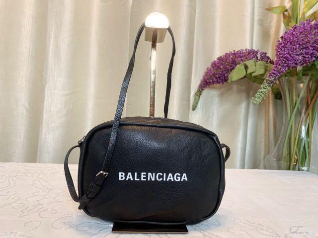 Balenciaga everyday m leather tote hotsell