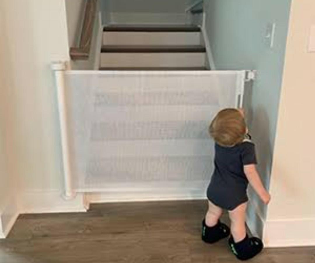 retractable easy baby safety gate, Babies & Kids, Baby Nursery & Kids