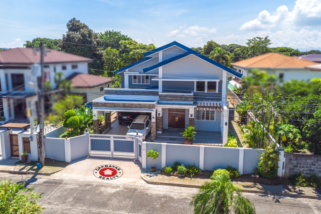 Elegant Twostory House and Lot For Sale in Insular Village West