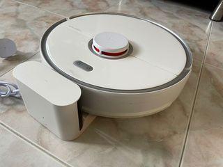 Roborock S5 Max Robot Vaccum cleaner. Only 8 months used. Still under warranty.