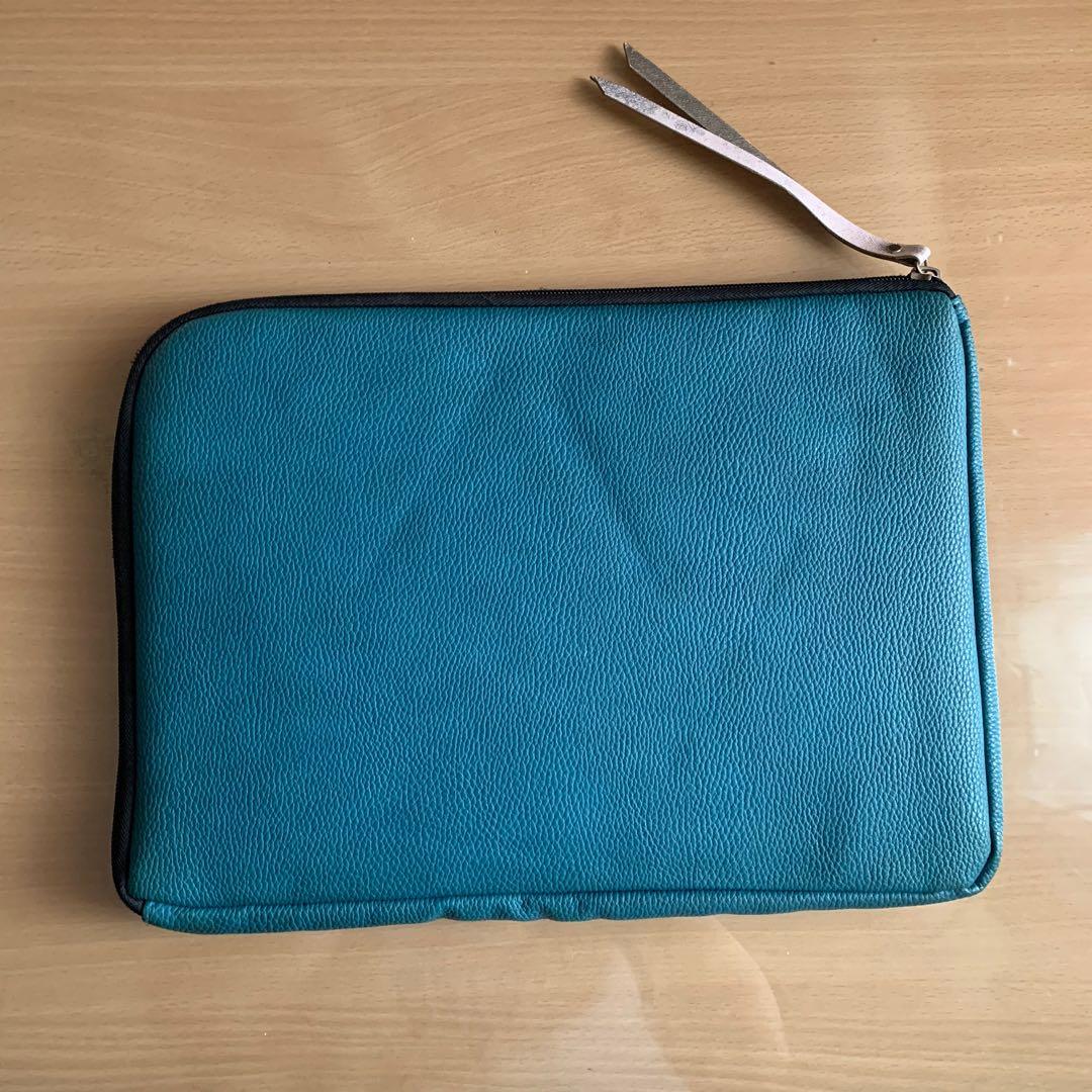 [Typo] Geometric Design Laptop Case (Category: Laptop Bags & Sleeves) located in Quezon City. Submitted by boogiewbee (Listing ID 1142743186, Image 2). Description: Fits 13” Macbook Air | Padding on both sides Used this a lot in class, negotiable! Bought it for 999 at Typo Trinoma before the pandemic. RFS: using a new one.