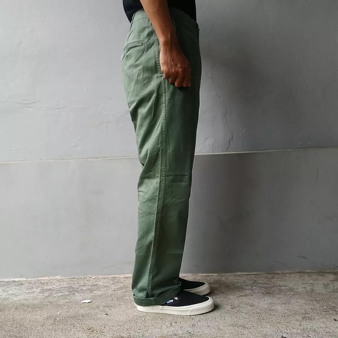 UNIQLO CHINOS GREEN HUNTER, Fesyen Pria 