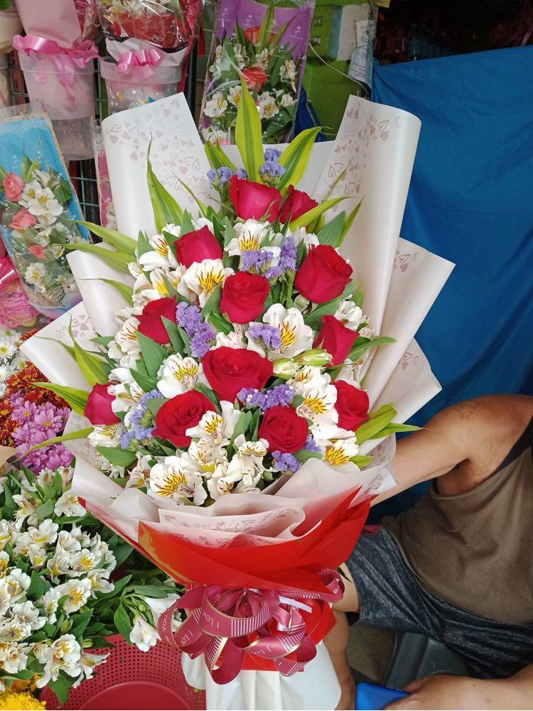 Valentines Flowers Assorted (Category: Flowers & Bouquets) located in Pasay City. Submitted by meostore (Listing ID 1142730527, Image 3). Description: Flowers for sale, starting price is 500 pesos. Prices for every flower may vary, depends on the size and type of flower. Pm for more details. Location: Pasay City For inquiries please call: 09171748376.