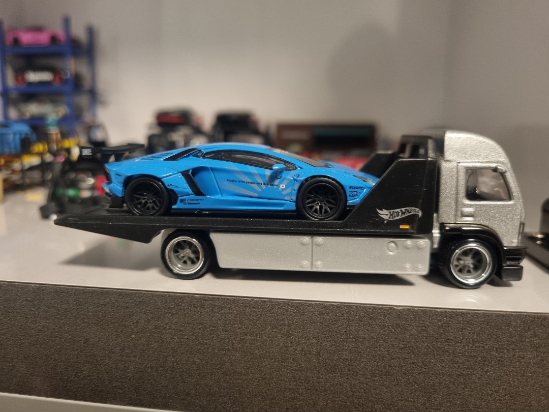 1/64 Mini Gt Lambo + Hotwheel tow truck, Hobbies & Toys, Toys & Games
