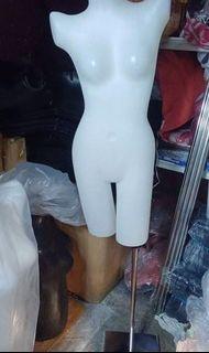 Curved maniquin with stand
