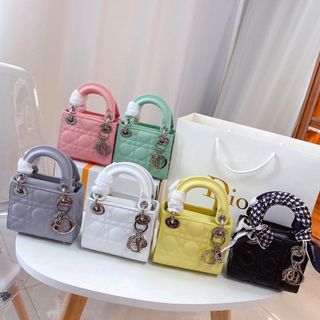 (Category: ) located in . Submitted by japanandsingaporeluxepreloved (Listing ID 1143013177, Image 1). Description: .