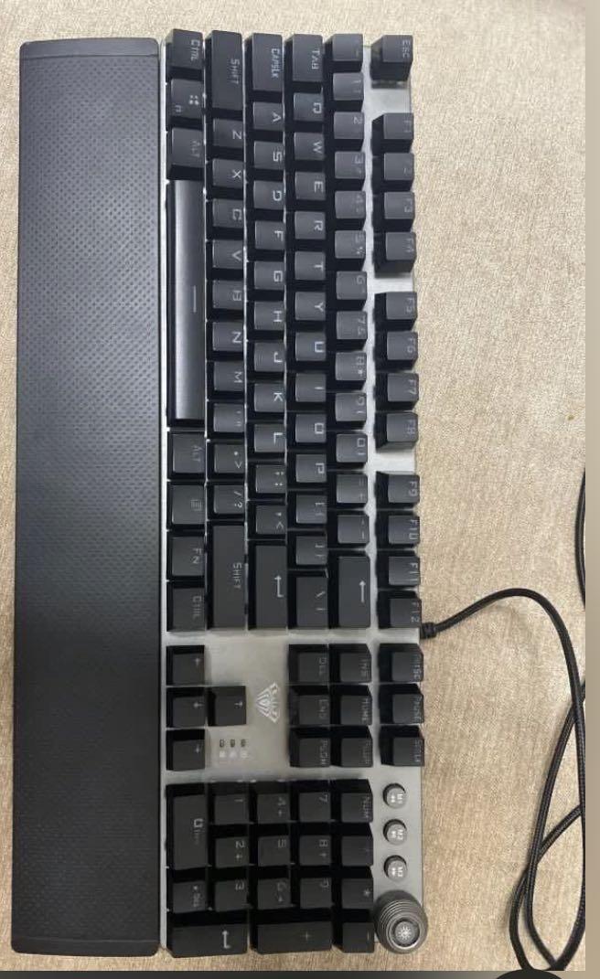 Mechanical Keyboard (Category: Controllers) located in Singapore. Submitted by pankajt (Listing ID 1143048721, Image 2). Description: selling due to upgraded with razer keyboard.