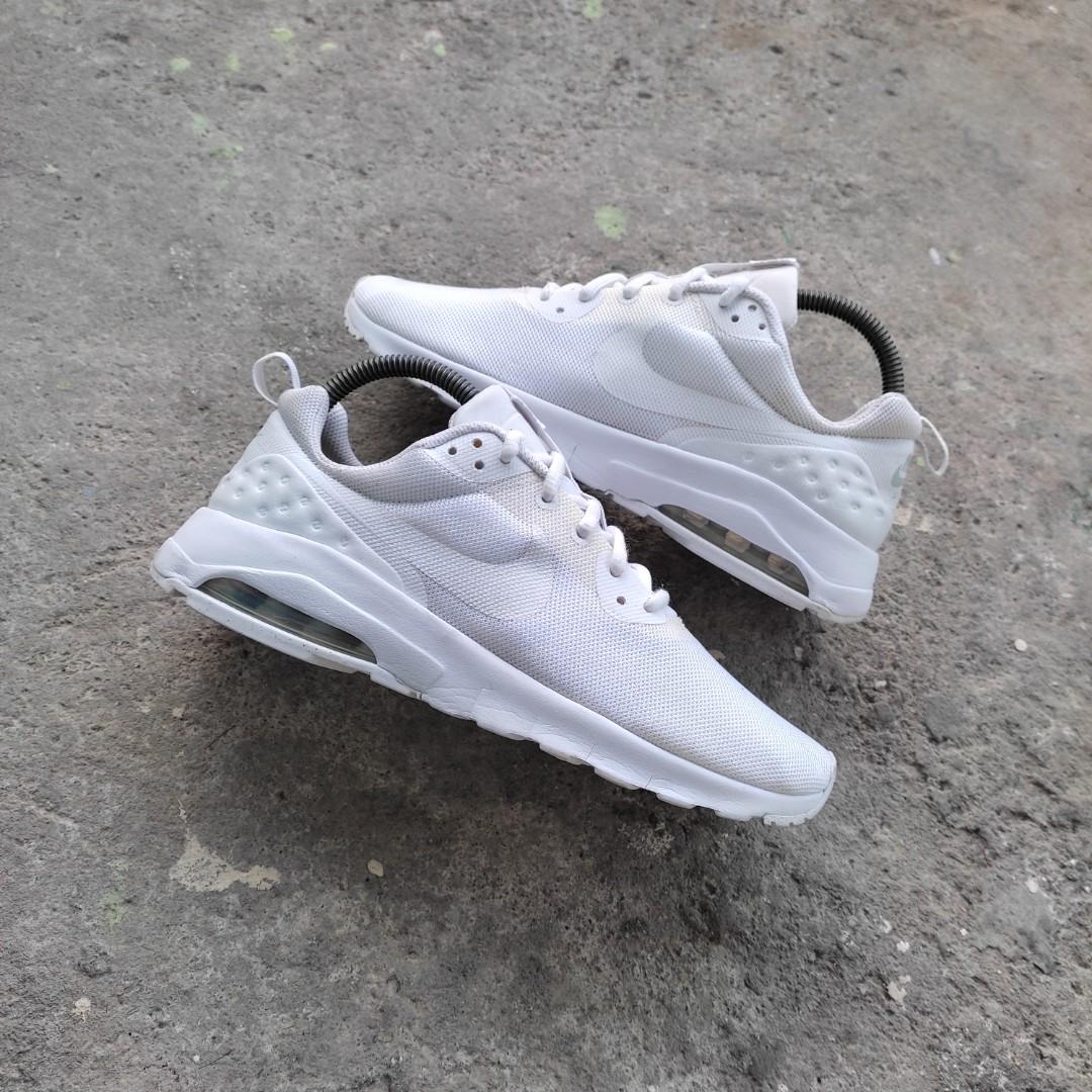 nike air max motion 2 women's black and white