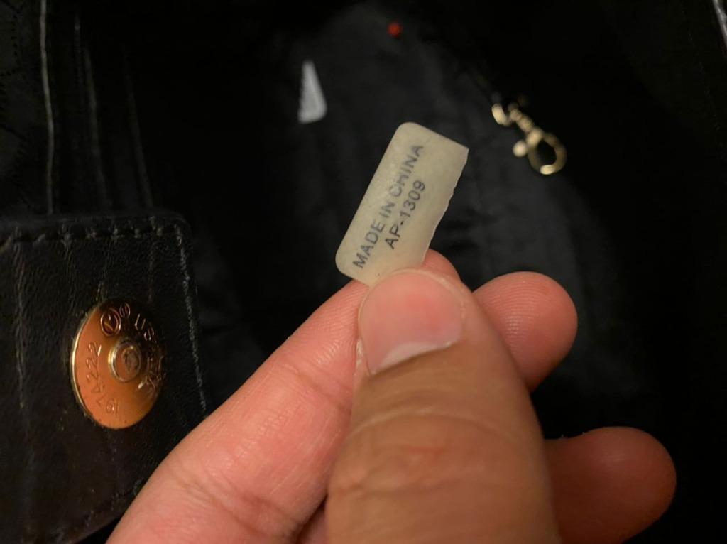Original 100% Michael Kors Handbag - Black, Women's Fashion, Bags &  Wallets, Clutches on Carousell