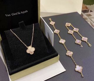 (Category: ) located in . Submitted by japanandsingaporeluxepreloved (Listing ID 1143024869, Image 1). Description: .
