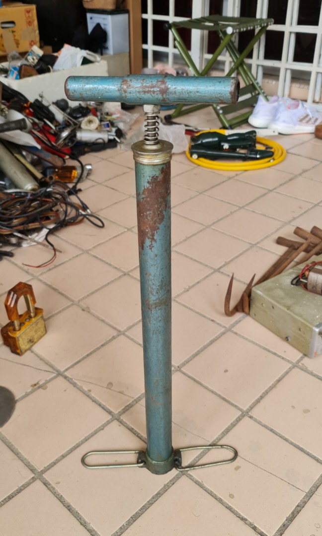 Vintage air pump outlet