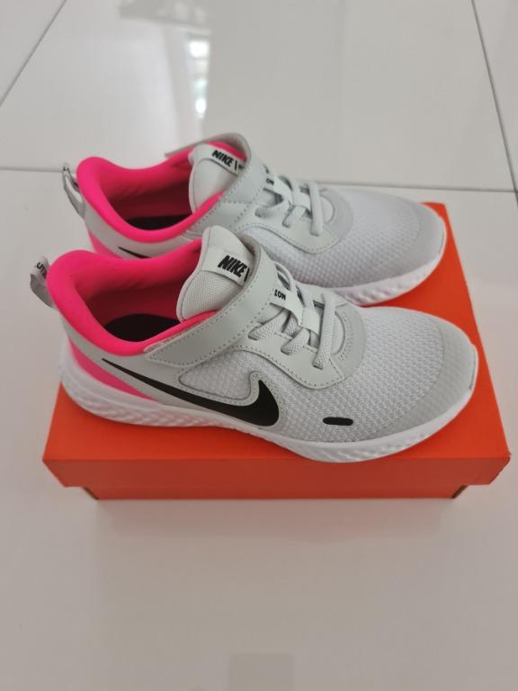 nike revolu