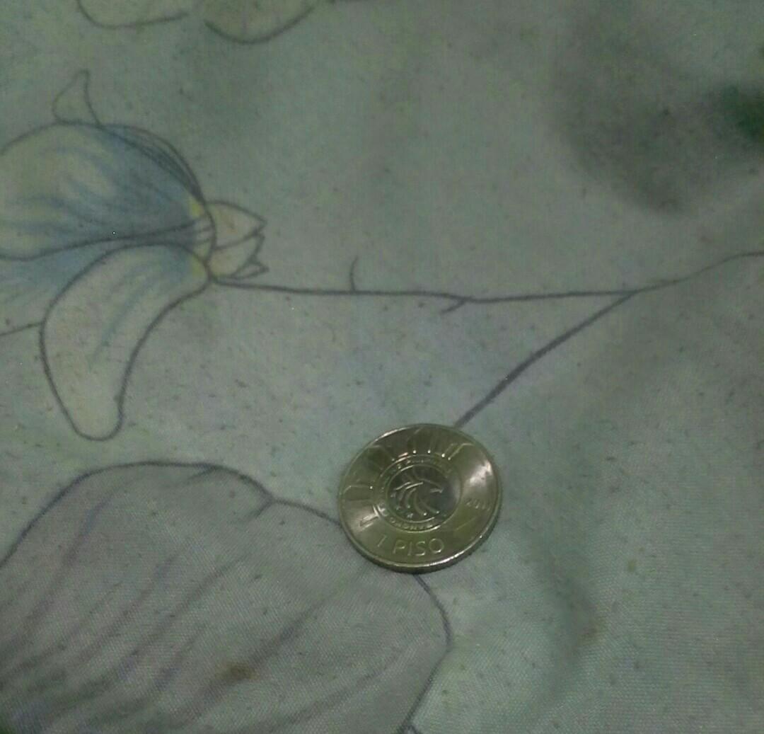 Commemorative coin- 1 peso coin (Category: Currency) located in Quezon City. Submitted by xanthine (Listing ID 1143245498, Image 2). Description: *1 peso coin *commemorative coin * still negotiable.