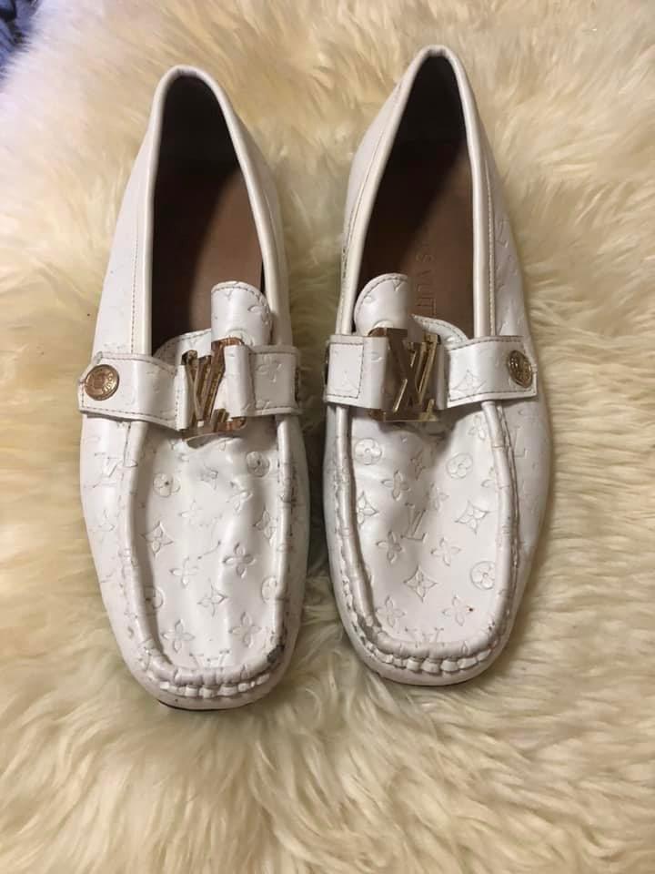 Louis Vuitton white leather loafers flats moccasins shoes gold tone buckle  37 ref.125931 - Joli Closet