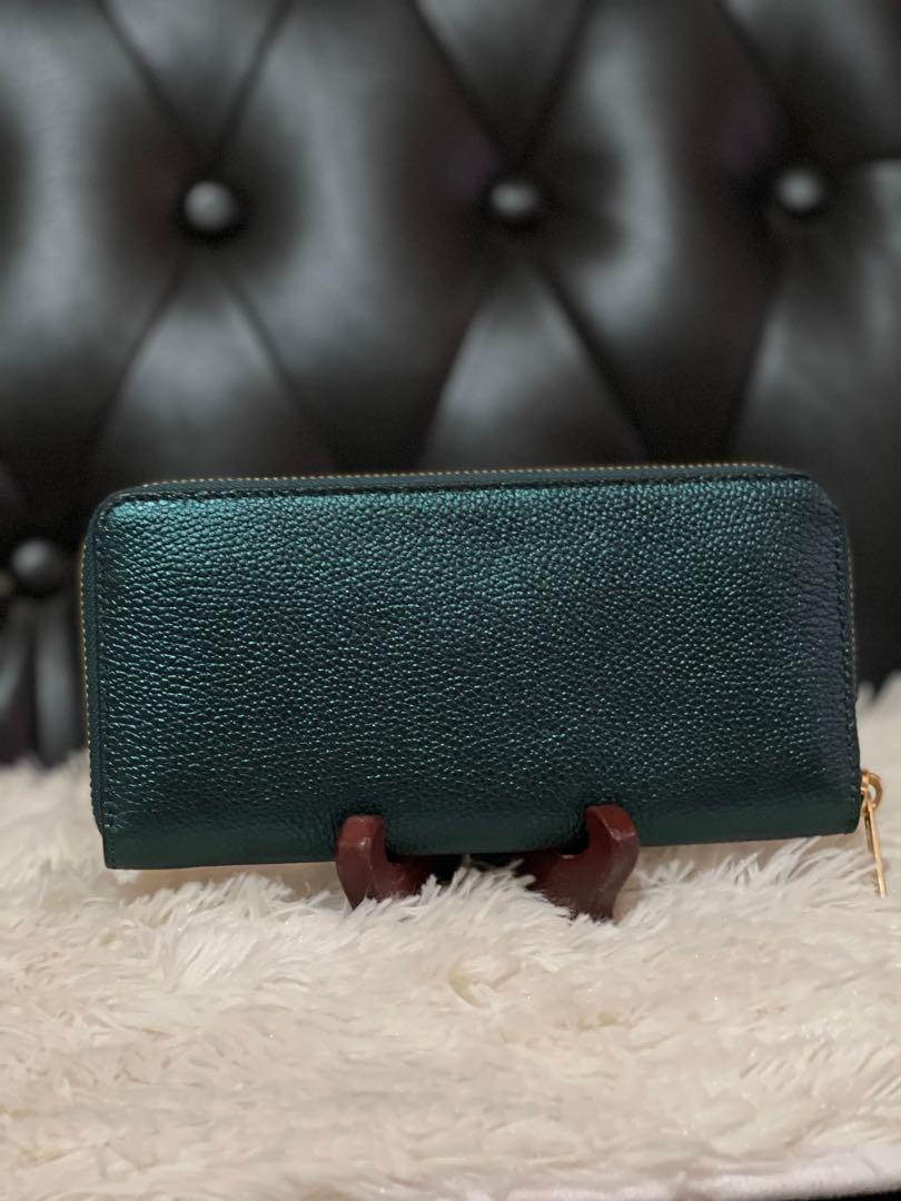 Authentic Michael Kors Zippy Wallet (Category: Luxury Bags & Wallets) located in Paranaque City. Submitted by cher_ami (Listing ID 1143101247, Image 2). Description: 💯% Authentic Michael Kors Zippy Wallet Money back guarantee Color: Bottle Green No issues No inclusions. Wallet only NO RETURN. NO EXCHANGE Hence, PLEASE ask questions for clarifications Thank you.