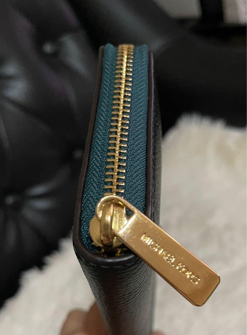 Authentic Michael Kors Zippy Wallet (Category: Luxury Bags & Wallets) located in Paranaque City. Submitted by cher_ami (Listing ID 1143101247, Image 3). Description: 💯% Authentic Michael Kors Zippy Wallet Money back guarantee Color: Bottle Green No issues No inclusions. Wallet only NO RETURN. NO EXCHANGE Hence, PLEASE ask questions for clarifications Thank you.