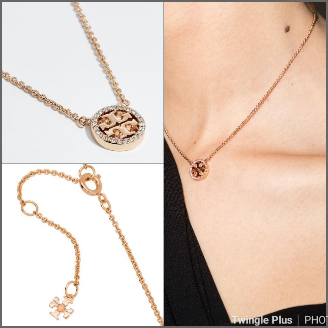 Tory Burch MILLER PAVÉ LOGO DELICATE NECKLACE, 女裝, 飾物及配件, 頸鍊- Carousell