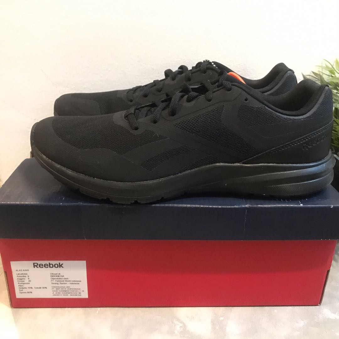 black reebok runners