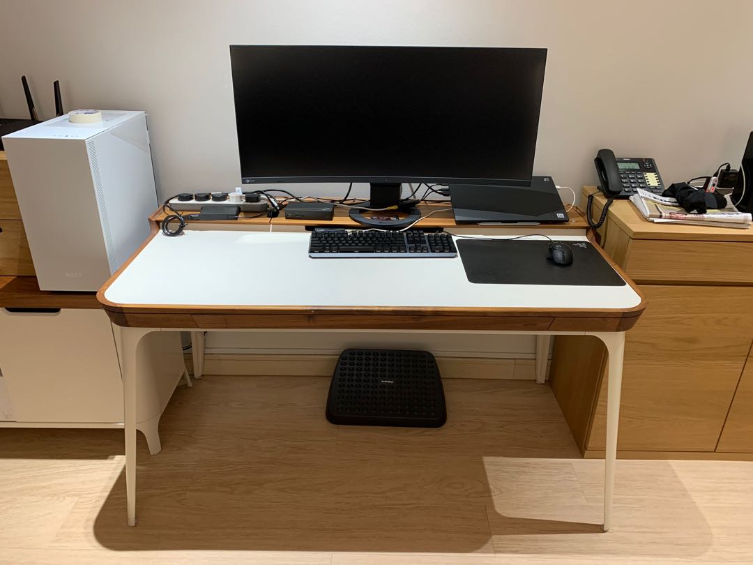 Airia top desk used