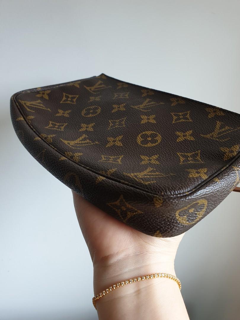 RARE 90s Louis Vuitton LV Classic Monogram Poch Accs Pochette Accessories  Bag, Luxury, Bags & Wallets on Carousell