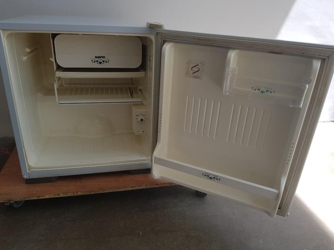 sanyo 4.9 mini fridge