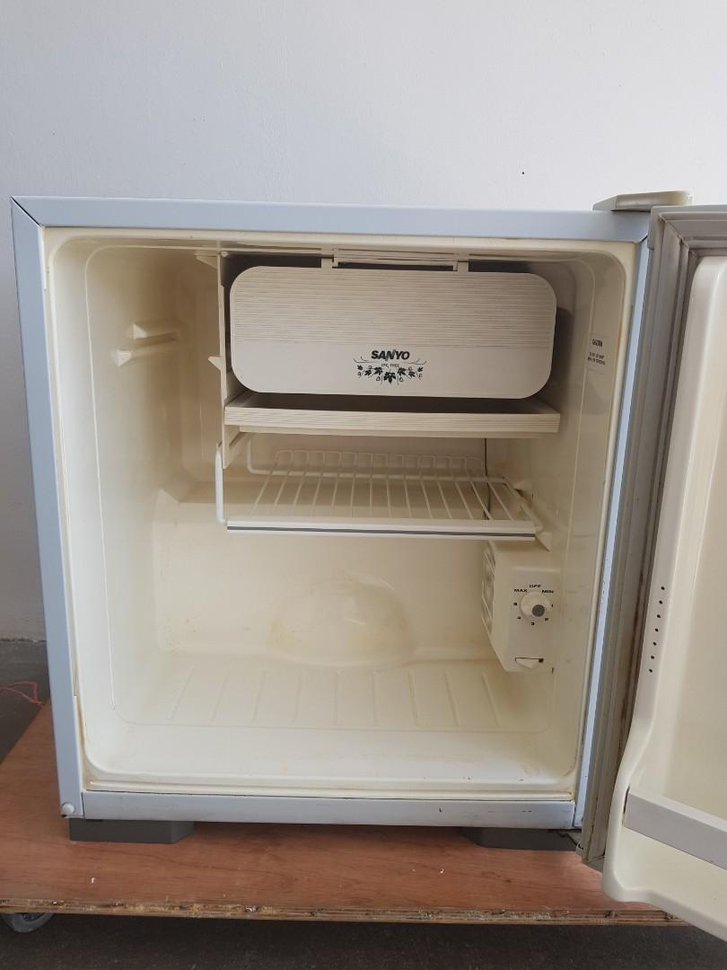 sanyo 4.9 mini fridge