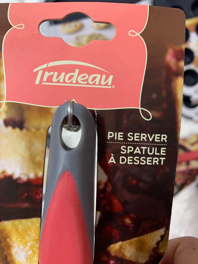 Spatula bake serving trudeau (Category: Bakeware) located in Paranaque City. Submitted by windowshopping0608 (Listing ID 1143483654, Image 3). Description: Original trudeau spatula cake serving.
