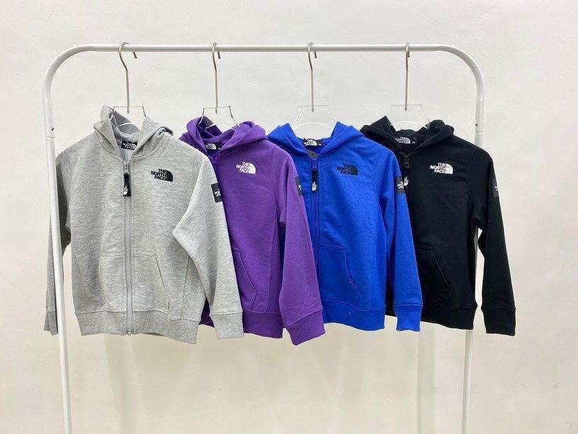 男童The North Face連帽長袖外套 （分類：嬰兒及小童流行時尚）位於 Hong Kong。 由 thousand.words.kids 提交（商品編號 1143415237，圖片 1）。簡介： 🎖🎖原價 : $148 ; 必買價 : $138🎖🎖 男童The North Face連帽長袖外套 ▶️ ▸顏色 : 灰色 / 紫色 / 深藍色 / 黑色 ▶️ ▸尺寸 : 100.110.120.130.140.150cm ▶️ ▸適用年齡 : 100 : 建議身高 95-105cm 110 : 建議身高 105-115cm 120: 建議身高 115-125cm 130 : 建議身高 125-135cm 140 : 建議身高 135-145cm 150 : 建議身高 145-155cm 包平郵 / 順豐到付 編號：KL0590 。