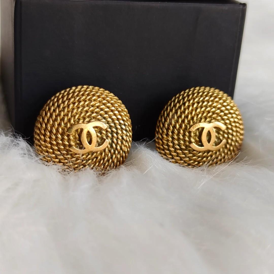 Chanel Vintage 31 Rue Cambon faux pearl clip on earrings, Luxury,  Accessories on Carousell