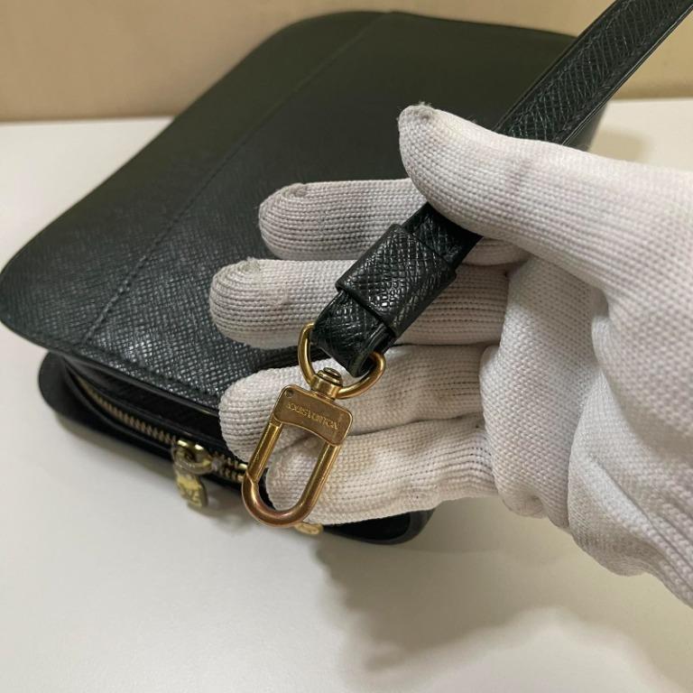 Louis Vuitton Taiga Clutch Second Bag Green Men LV Gold Metal 16cm