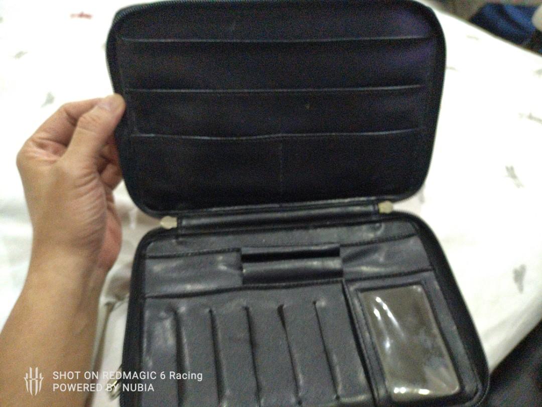 Original Versace Vintage Clutch Bag (Category: Luxury Bags & Wallets) located in Manila. Submitted by alfredaguirre0819 (Listing ID 1143670623, Image 2). Description: selling my Original Versace Vintage Clutch Bag selling for 5k only Bnew price 40k no issues, Very Rare Trade for PS4 or Nintendo switch games location Taguig or Pasig thanx for viewing my ad. gb.