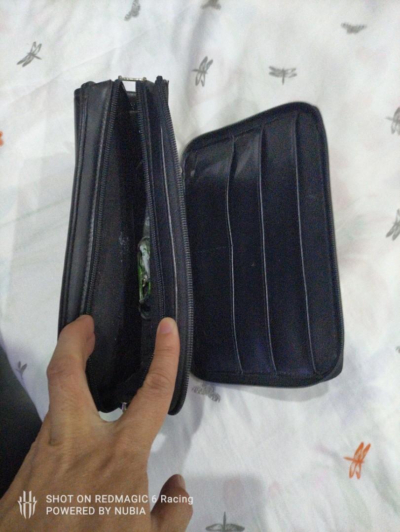 Original Versace Vintage Clutch Bag (Category: Luxury Bags & Wallets) located in Manila. Submitted by alfredaguirre0819 (Listing ID 1143670623, Image 3). Description: selling my Original Versace Vintage Clutch Bag selling for 5k only Bnew price 40k no issues, Very Rare Trade for PS4 or Nintendo switch games location Taguig or Pasig thanx for viewing my ad. gb.