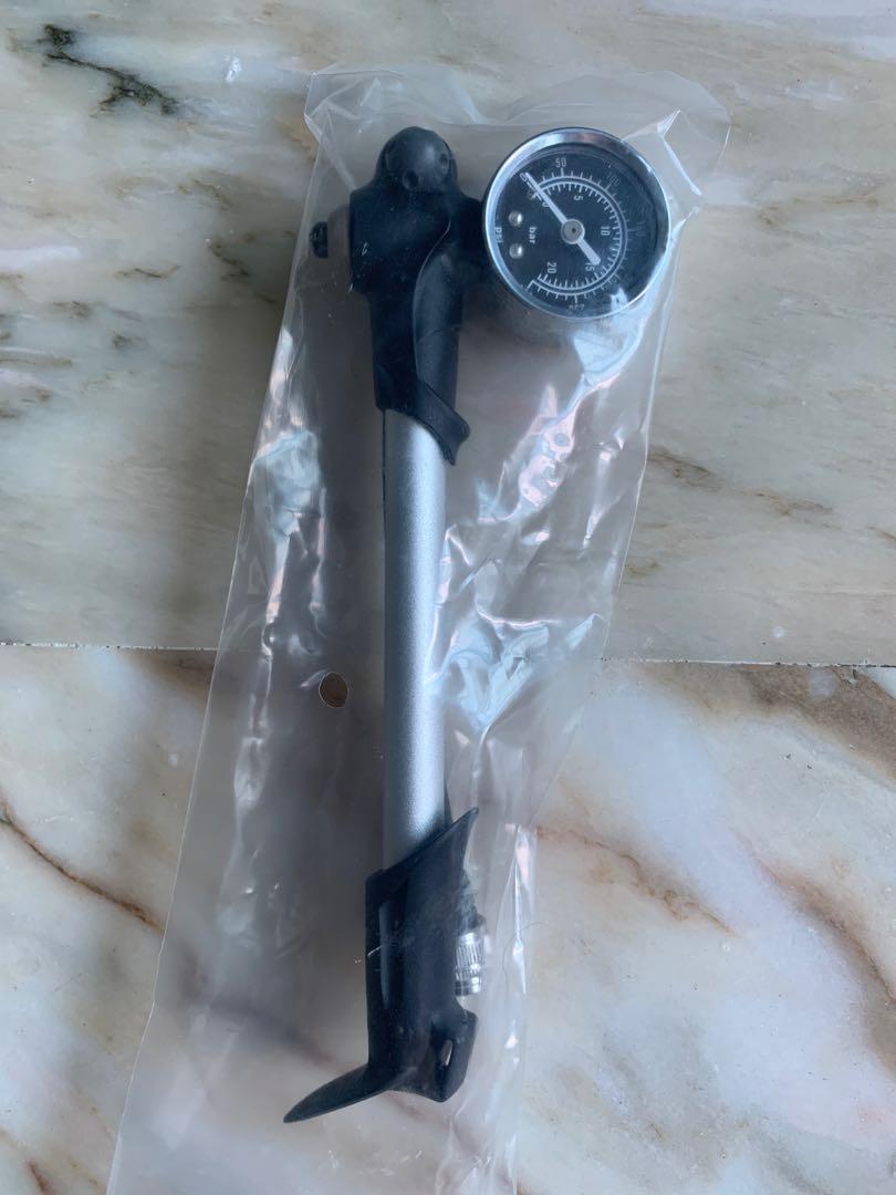 Canyon shock pump outlet