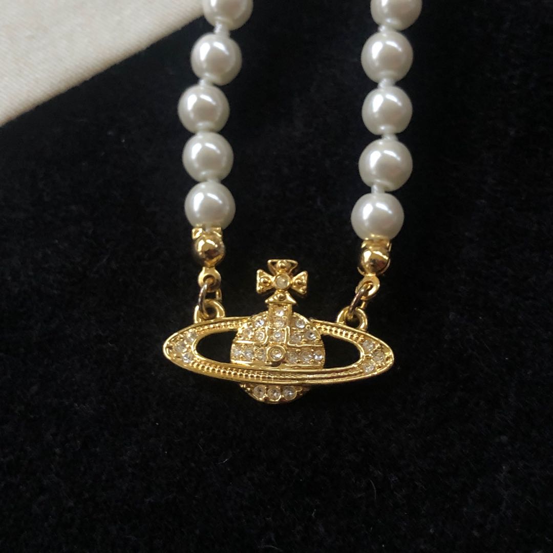 Vivienne Westwood pearl saturn necklace, Women's Fashion, Jewelry ...