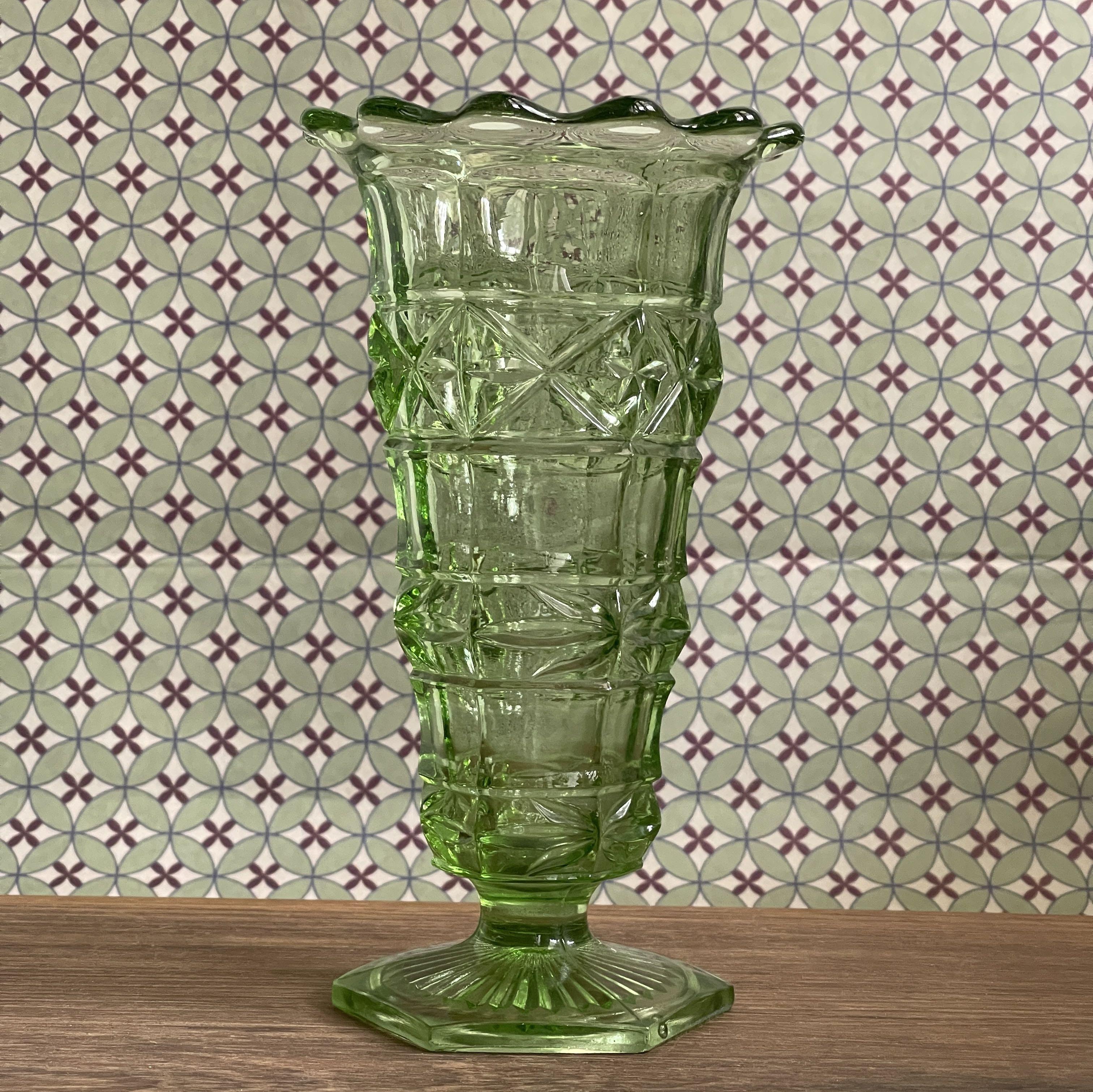 1 Vintage green glass flower vase, Furniture & Home Living, Home Decor